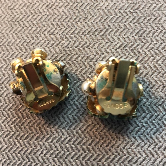 Sandor Pearl Fruit Brooch With Matching Grape Cluster Clip On Vintage Earrings - Picture 11 of 13